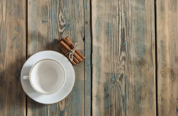 Copo de café vazio na mesa de madeira . — Fotografia de Stock