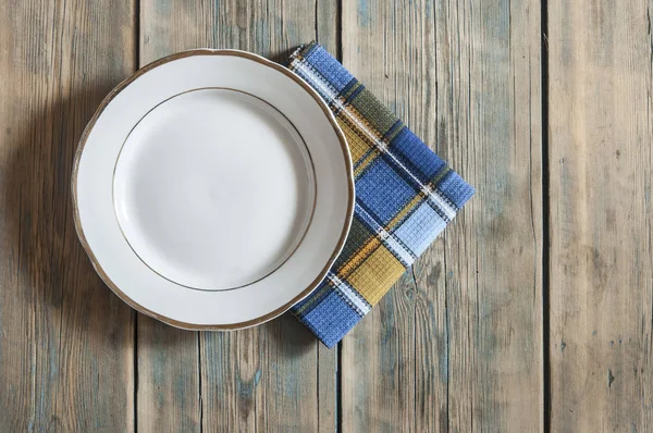 Blank white dish on a wood background. — Stock Photo, Image