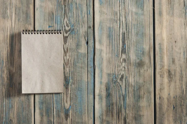Braunes Blanko-Notizbuch auf Grunge-Holz — Stockfoto