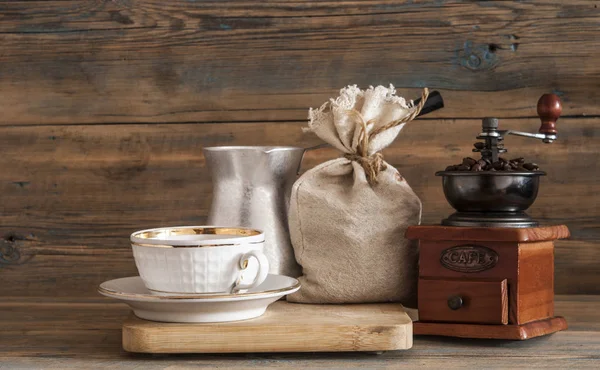 Šálek kávy, káva mlýnek, káva pivovarnictví arabský Cezve, káva — Stock fotografie