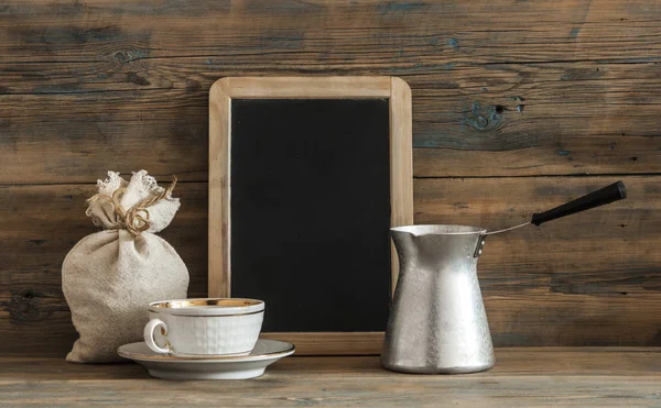 Taza de café, café cervecería árabe Cezve, granos de café en una madera —  Fotos de Stock