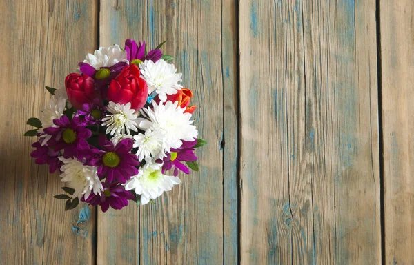 Belo buquê de flores na mesa rústica de madeira — Fotografia de Stock