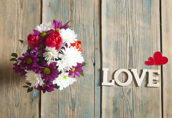 Parola amore, fiori e legno di sfondo — Foto Stock