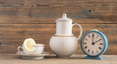 fincan yeşil çay ve çaydanlık Beyaz ahşap masa arka plan üzerinde.