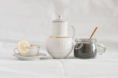 Yeşil çay bir limon dilimi ve seramik çay closeup