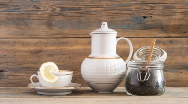 fincan yeşil çay ve çaydanlık Beyaz ahşap masa arka plan üzerinde.