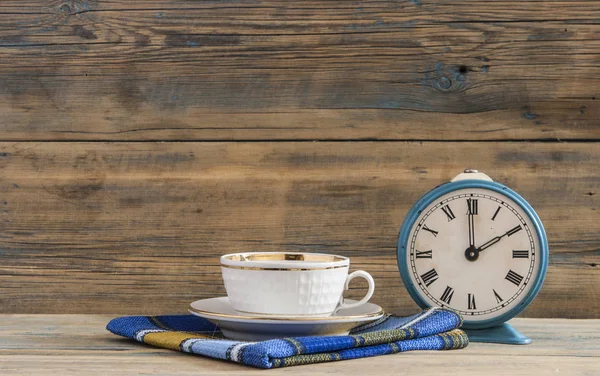 Reloj despertador vintage y taza de café — Foto de Stock