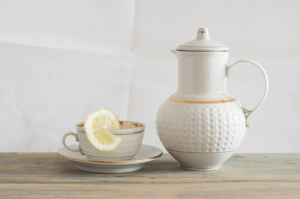 Fincan yeşil çay ve çaydanlık Beyaz ahşap masa arka plan üzerinde. — Stok fotoğraf