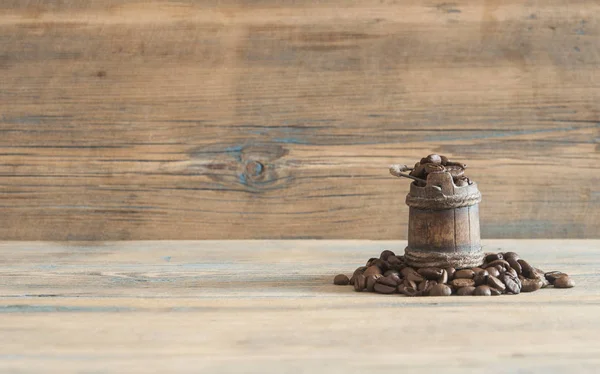 Rostade kaffebönor spade trä bakgrund — Stockfoto