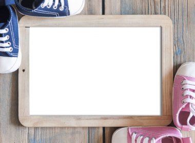 Okul yönetimi ve ahşap masa üzerinde çocuk ayakkabı