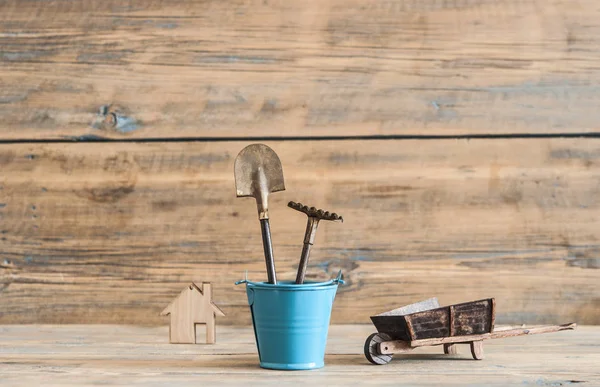 Gartengeräte auf alten Holztischen. — Stockfoto