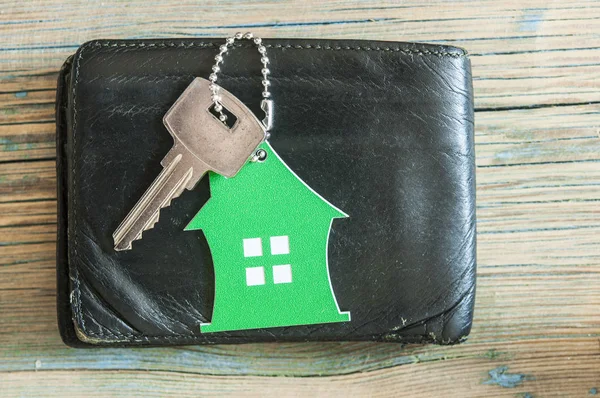 Key on wallet on wooden table — Stock Photo, Image