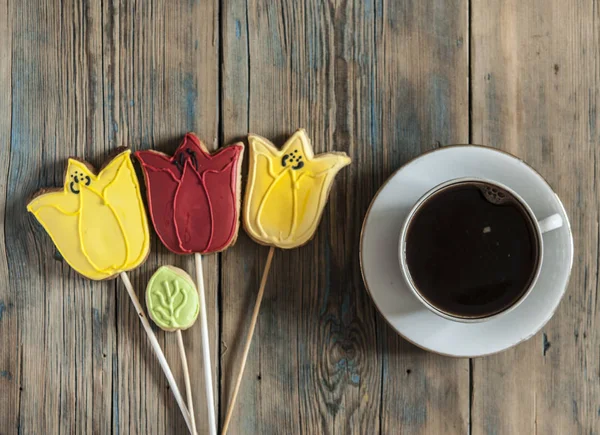 Virágok-tulipán alakú cookie-kat. Felülnézet, a hely a szöveg, a zsaru — Stock Fotó