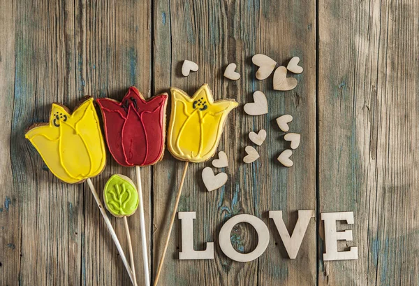 Biscotti a forma di tulipani di fiori. Vista dall'alto, posto per testo, poliziotto — Foto Stock