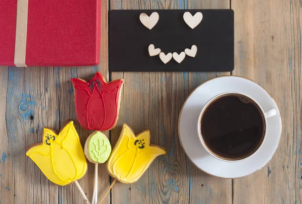 Virágok-tulipán alakú cookie-kat. Felülnézet, a hely a szöveg, a zsaru — Stock Fotó