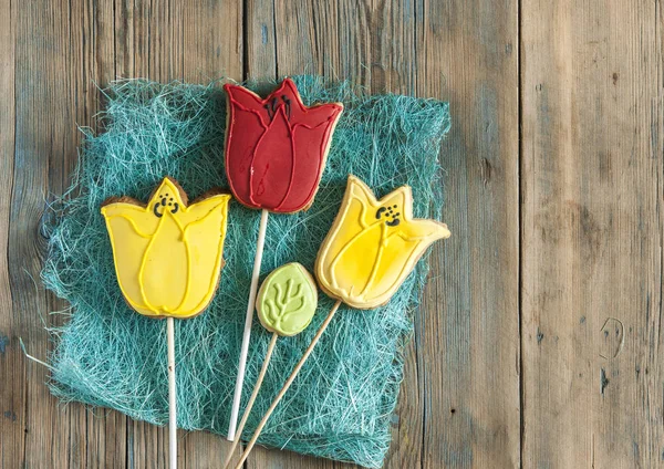 Biscoitos em forma de tulipas de flores. Vista superior, lugar para texto, policial — Fotografia de Stock