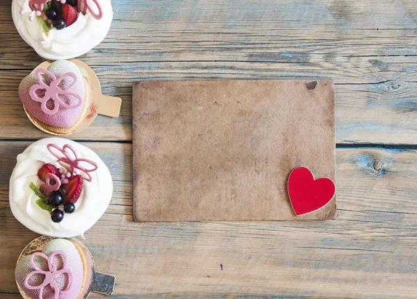 Cupcake auf Holztisch. — Stockfoto