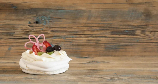 Cupcake op houten tafel. — Stockfoto