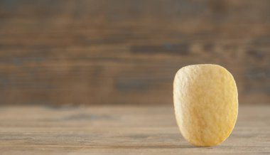 Altın doğal patates cipsi eski ahşap masa