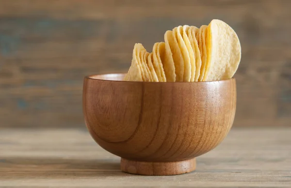 Potato chips in a wooden bowl — Stock Photo, Image