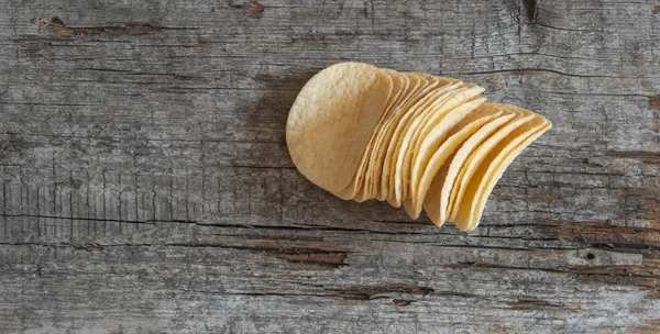 Chrupiące chipsy na deski — Zdjęcie stockowe
