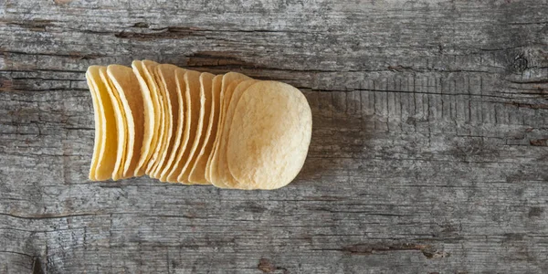 Ropogós burgonya chips, a fa táblák — Stock Fotó