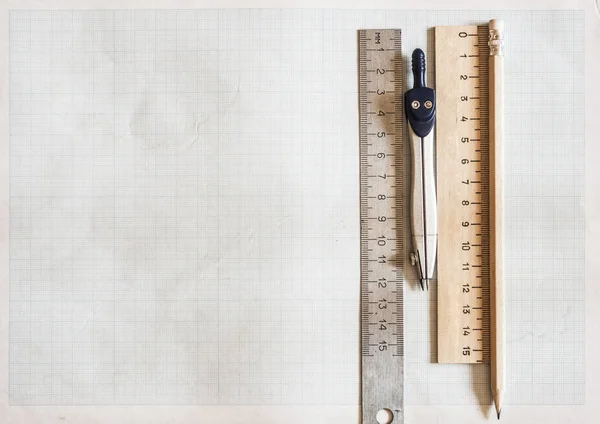 Lápis, bússola e réguas sobre fundo de papel gráfico — Fotografia de Stock