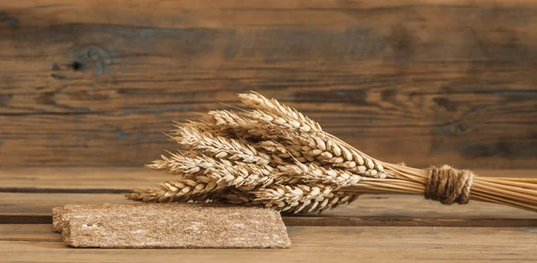 Bundel van tarwe als giften van het brood van de warme zomer — Stockfoto