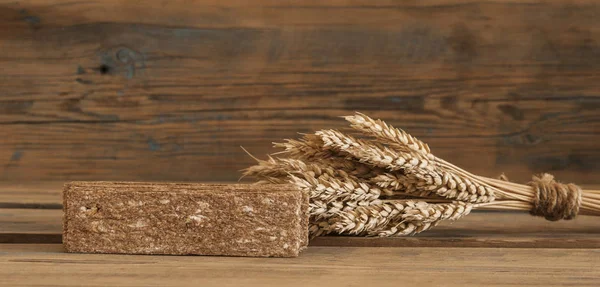 Fagottino di grano come regalo di pane di estate calda — Foto Stock