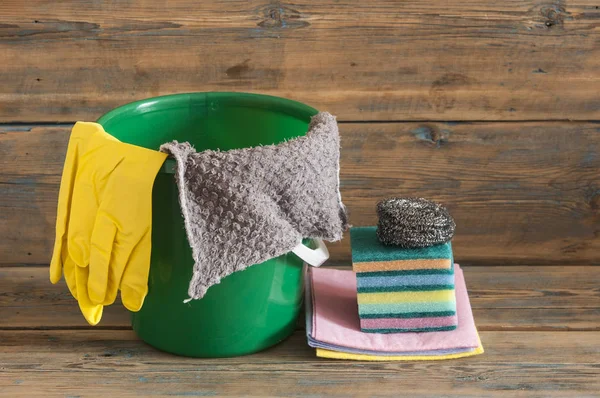 Rubber handschoenen borstel stofdoek en schoonmaakmiddelen — Stockfoto
