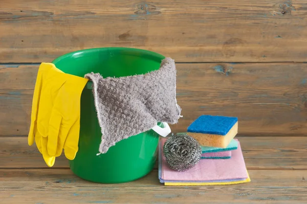 Резиновые перчатки пылесос и чистящие средства — стоковое фото