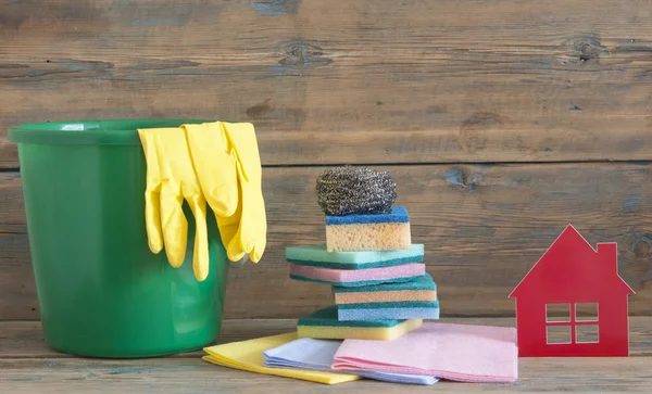 Guantes de goma cepillo de polvo y productos de limpieza —  Fotos de Stock