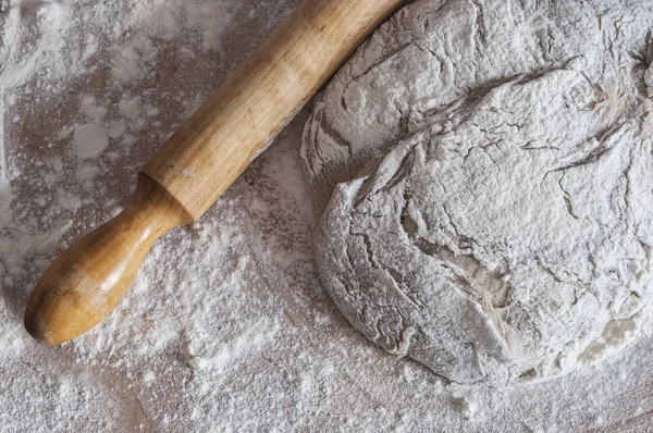 Farine tamisée sur la table, un rouleau à pâtisserie. Espace libre pour le texte  . — Photo