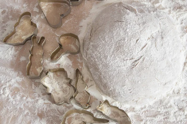 Raw wheat yeast dough on the table sprinkled with flour — Stock Photo, Image