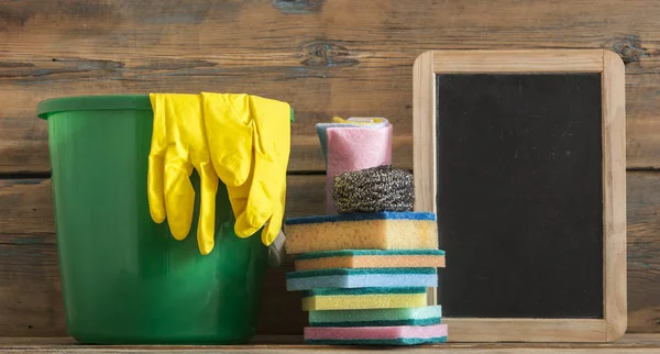 Gummihandschuhe bürsten Staubwedel und Reinigungsmittel — Stockfoto