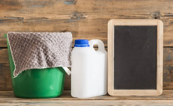 Rubber handschoenen borstel stofdoek en schoonmaakmiddelen — Stockfoto