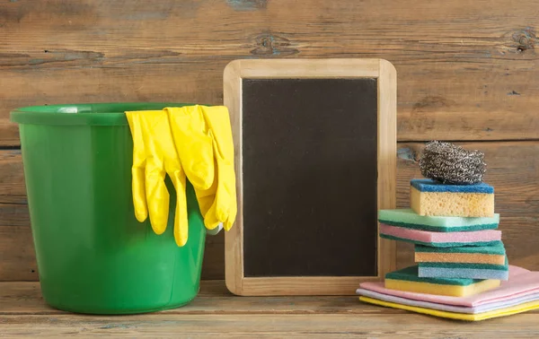 Gummihandschuhe bürsten Staubwedel und Reinigungsmittel — Stockfoto