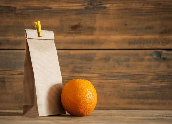 Sac à lunch sur table en bois — Photo