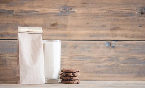 Frukost. glas mjölk och havregryn kakor — Stockfoto