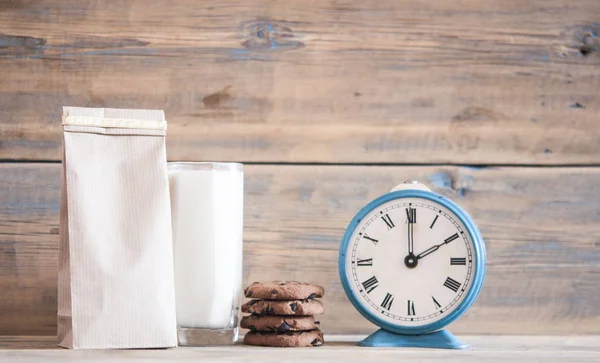 Desayuno. galletas de leche de vidrio y avena — Foto de Stock