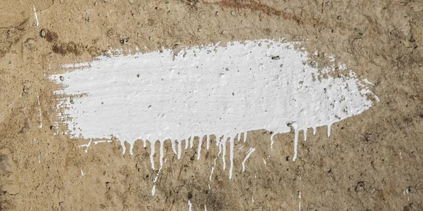 Witte verf lijnen op de muur van de grunge - abstract ontwerp — Stockfoto