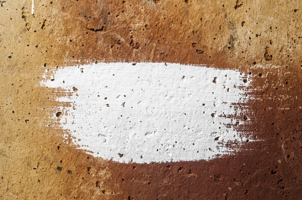 Білі мазки фарби на гранжевій стіні - абстрактний дизайн — стокове фото