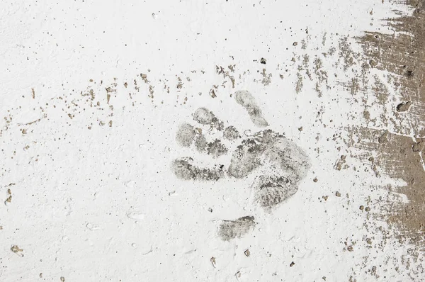 Witte hand verf wordt afgedrukt op donkere ruwe muur — Stockfoto