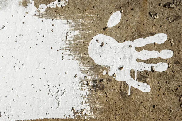 Witte hand verf wordt afgedrukt op donkere ruwe muur — Stockfoto