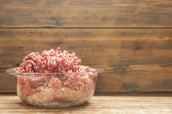 Carne moída fresca numa tábua de corte de madeira — Fotografia de Stock