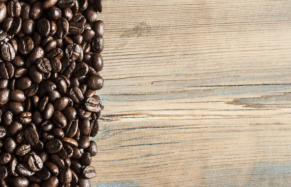 Koffiebonen op houtondergrond — Stockfoto