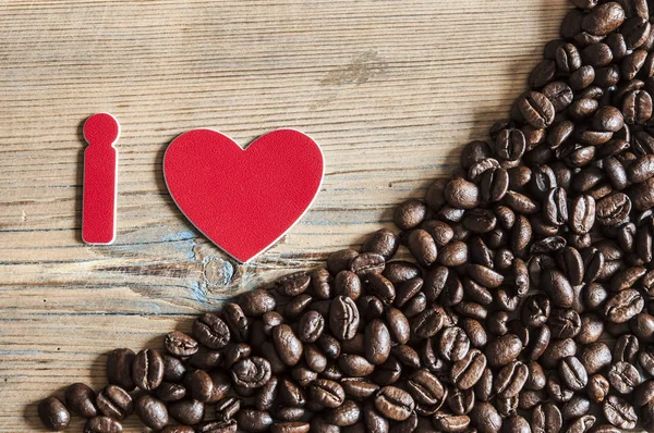 Я люблю каву, кавові зерна, які використовуються для написання на старому дерев'яному фоні — стокове фото
