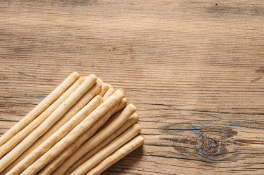 Breadsticks yığın mavi ahşap arka plan üzerinde.
