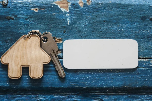 House Key House Shaped Keychain Resting Wooden Background Concept Real — Stock Photo, Image