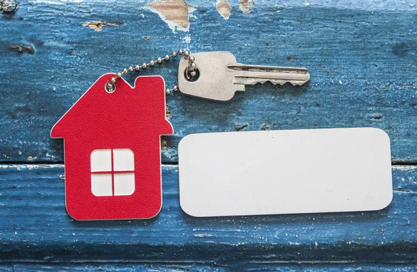 Klíč Domu Dům Tvaru Klíčenky Dřevěné Pozadí Koncept Pro Nemovitosti — Stock fotografie